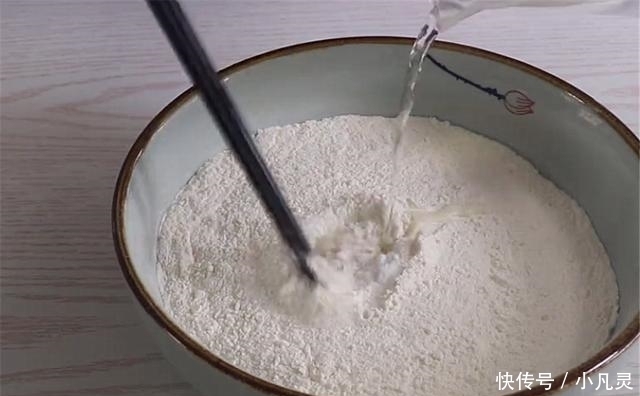 葱油饼好吃有诀窍,层层酥脆,做法简单,学会可以摆摊了