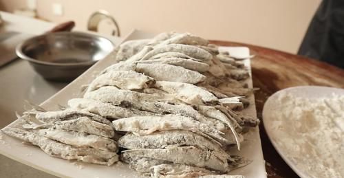 干炸|想吃“干炸小白条”别出去买了,大厨教你在家做,焦香酥脆吃过瘾