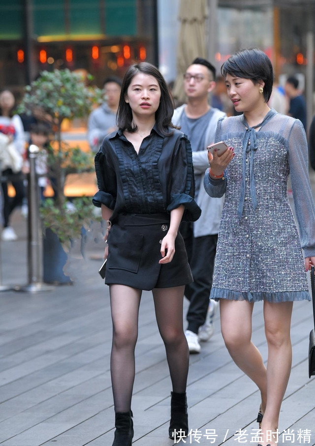 美女|街拍:美女选择羊绒短靴,搭配黑色套装,不仅保暖还增添时尚气质