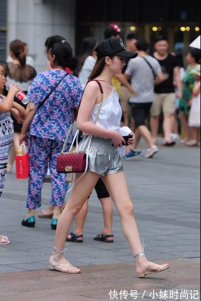 路人 街拍路人,简便随性的时尚穿搭参考,让你气质更加出众