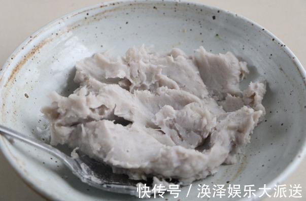 芋头|芋头做成的红糍粑，1块芋头1把糯米饭，软糯又香甜