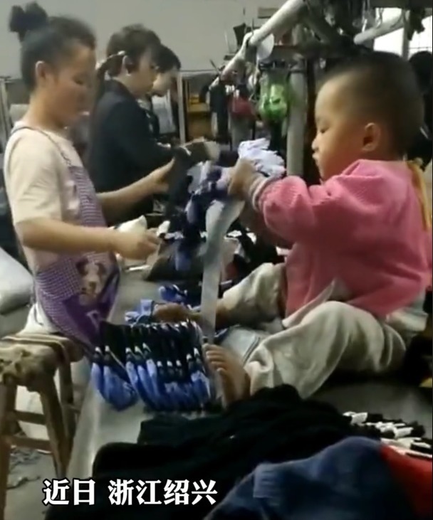 孩子|宝妈带着一岁萌娃打工,萌娃一举动萌翻网友:以后是块读书的料