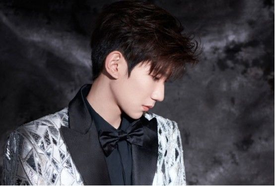 王源的歌可以让人感受到他的坚持，可以让你的生活有了光亮