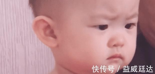 小小年纪|“假正经宝宝”和爷爷一起看手机火了,小小的脑袋,大大的忧愁