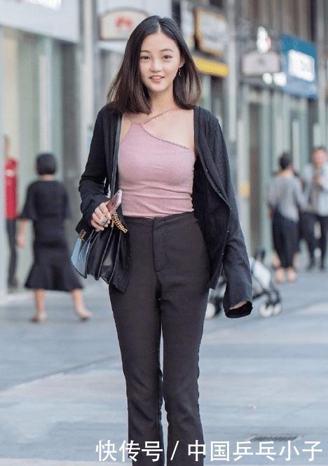 上衣|粉色围脖搭配黑色休闲裤,青春减龄,彰显时尚气质