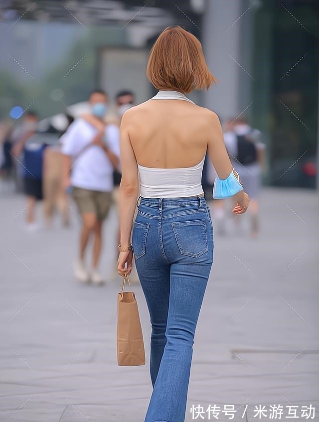 喇叭裤 牛仔喇叭裤搭配白色马甲衫，清新又复古，尽显时尚美感！