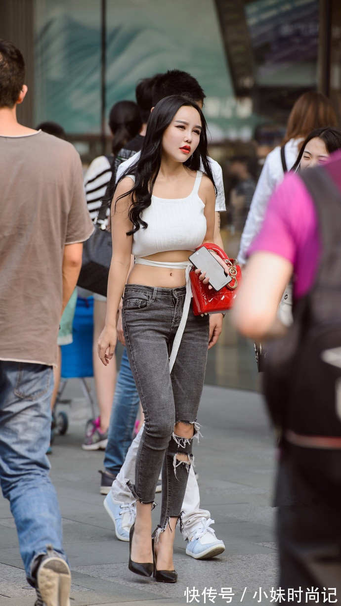 一字肩|街拍,一字肩牛仔衣搭配同款一步裙,简约大方又不失性感