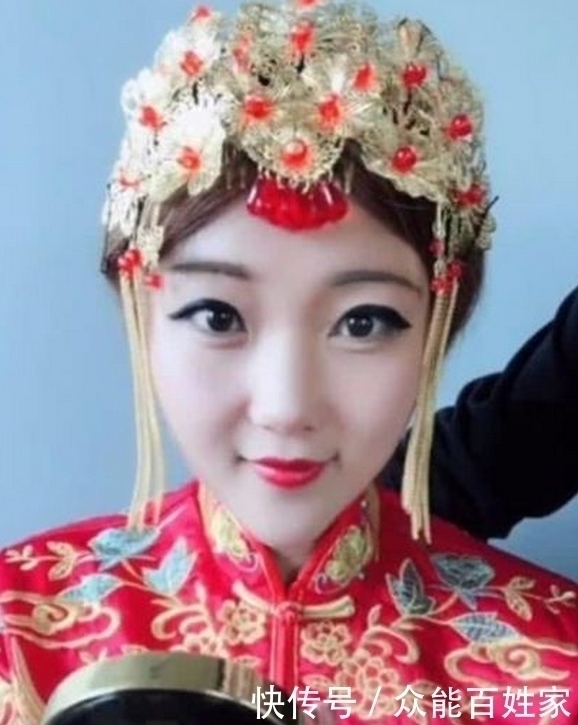 奇闻:这位女子一夜之间爆火,原因竟是因为眼妆,网友:大开眼界