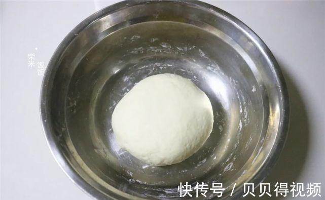 牛肉别总炖着吃了,试试这个做法,咬一口爆汁,早餐吃不错