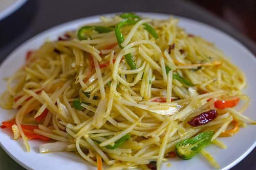 还粘锅|炒土豆丝黏糊糊的还粘锅？大厨分享关键1招，爽脆可口很下饭
