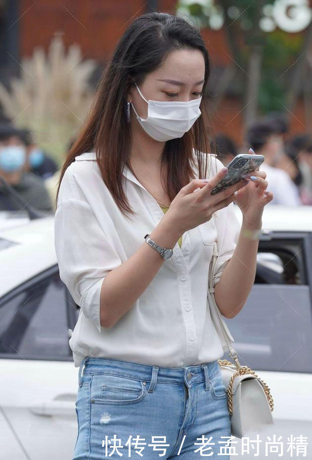 范儿|街拍:衬衫搭配浅色牛仔裤,轻松穿出知性女神范儿