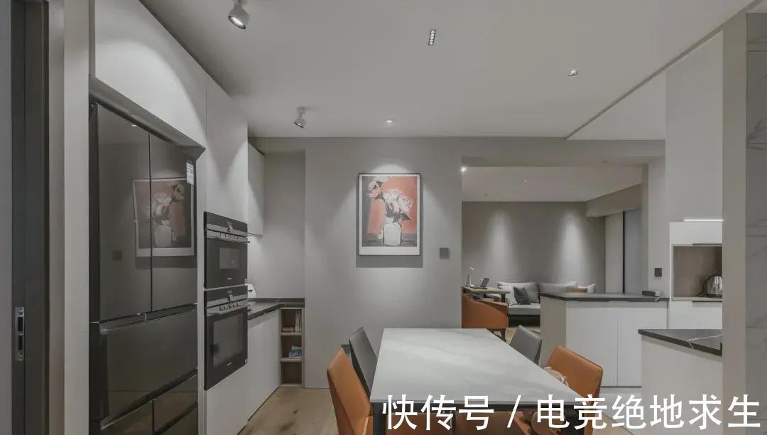 收纳|80㎡现代简约小两居，复古绿+胡桃木格调满满，独立衣帽间超实用