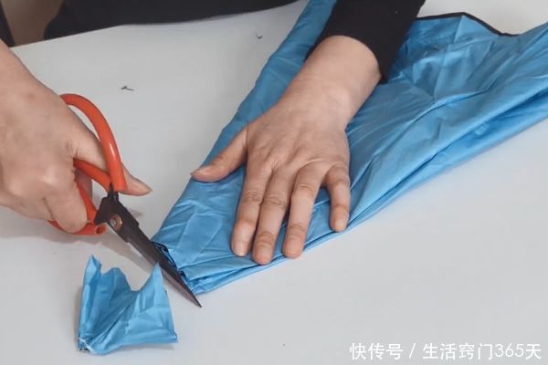 雨伞坏了也别扔,把伞布拆下来剪一刀,放在家里老人小孩都能用!