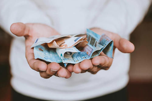 家长|孩子拿了钱就去买东西?家长做好四个方面,帮他树立正确的金钱观