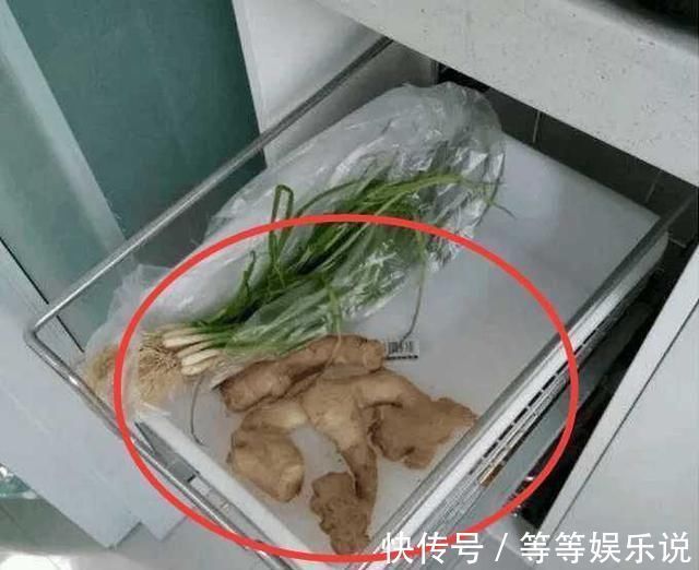 邻居们|巧妙的儿媳这样改变了橱柜，再买的菜不再扔在地上，邻居们正在模仿