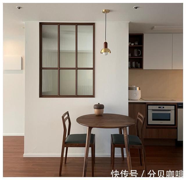 卫生间门|进门无玄关?试试她家的方法,还能多出一个餐厅,实用又耐看!