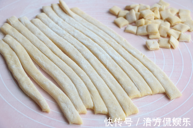 面粉里加2个鸡蛋，不用蒸不用炸，健康好吃，女儿一口一个停不了