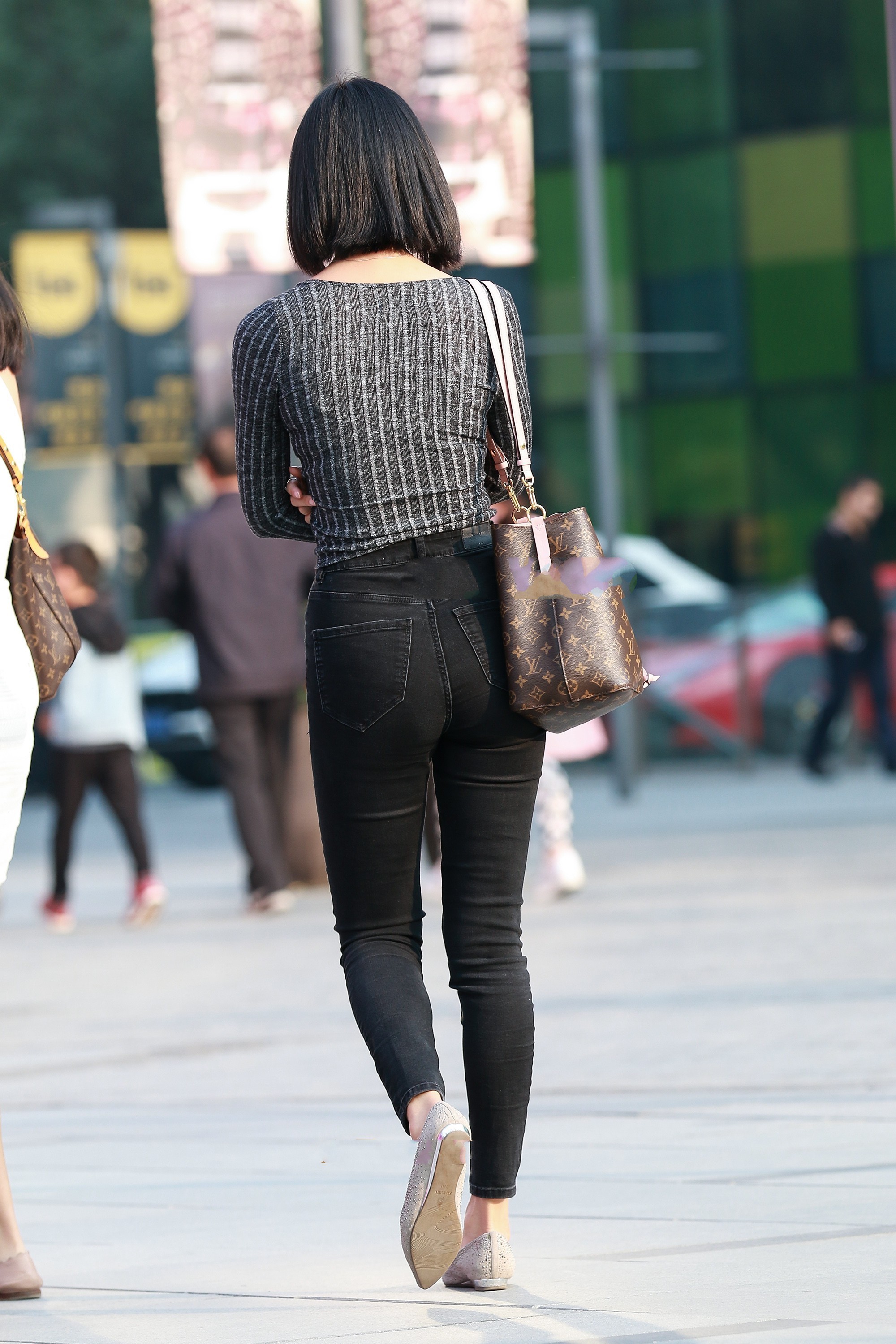 搭配|深V领设计, 展现自信的自己, 洋溢不同的风格