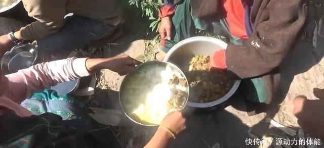 一个菜|尼泊尔农村酒席，非常简单，正餐只有一个菜，零食吃鸡肉