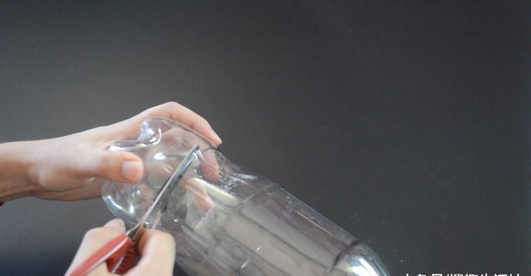 实用|大号塑料瓶别扔了, 剪一刀, 放在厨房里太实用了, 看到的人都夸好