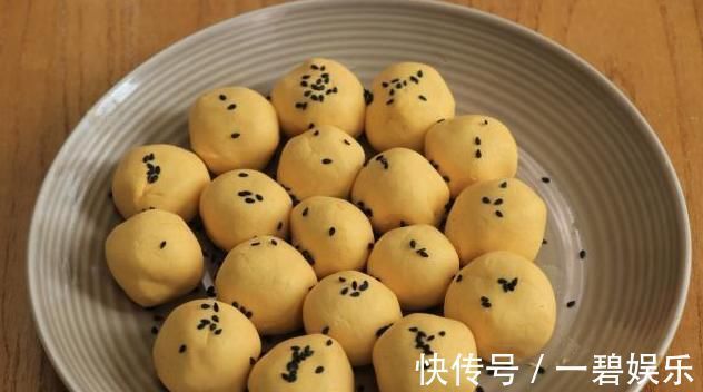 南瓜丸子|南瓜丸子这样做太好吃，无水无油，补钙强骨，出锅孩子抢着吃！