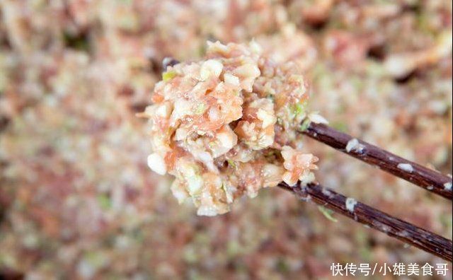 搅拌均匀|调肉馅时，一定要多加“2种水”肉馅不腥，一口下去鲜嫩又多汁