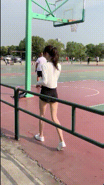 |搞笑GIF段子:哥们去上课了,让我陪他女朋友逛逛学校,她突然向我表白