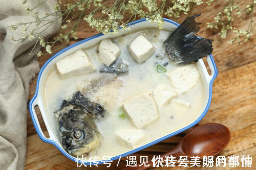 为啥饭店的鲫鱼汤那么好喝？谨记2个窍门，鱼汤鲜美奶白没腥味