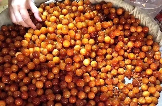 木质文玩|这种木头看上去像蜜蜡,号称“北沉香”,东北人一定见过它