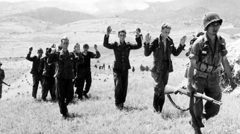 士兵|最耻辱的战役！50万士兵用飞机坦克败给拿弓箭的土著，还倒贴70亿