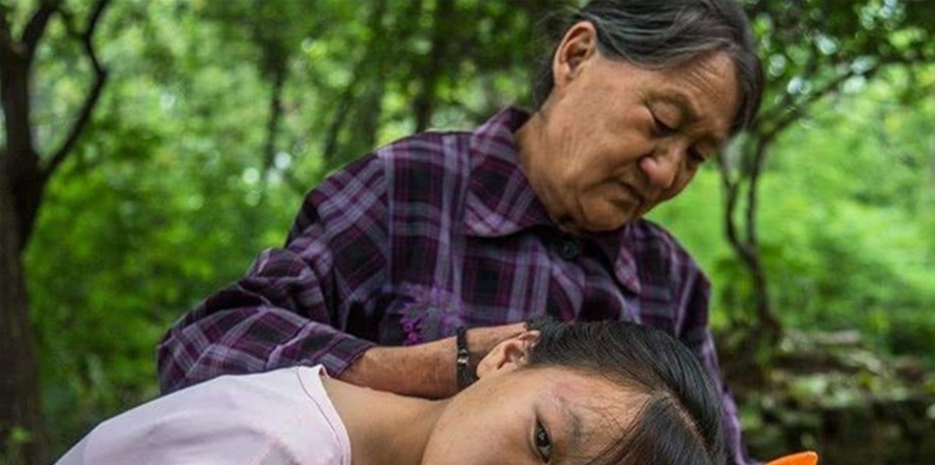 奶奶|双胞胎一个南方姥姥带,一个北方奶奶养,多年后差距不是一星半点