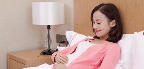 产科医生|“最苗条”产妇火了,待产室跳舞催生,网友质疑真是快生了吗