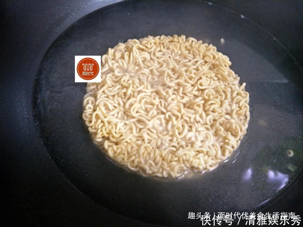 美食生活|方便面别再泡着吃了,教你个方便面的新吃法,外面是买不到的哦!