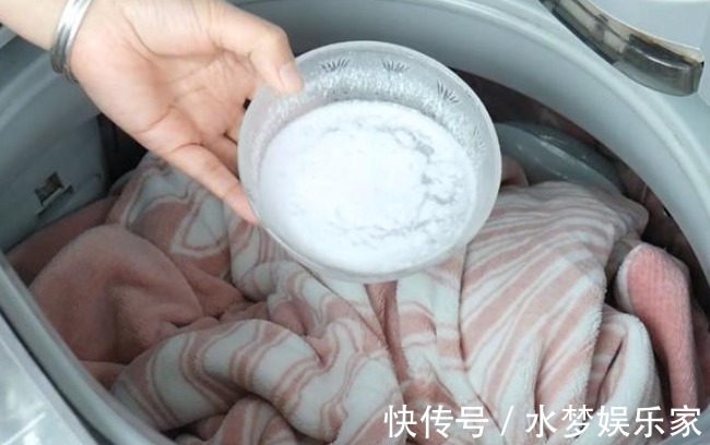 自制|洗床单时水里倒一碗“它”,不管床单多脏多旧,洗完立马干净如新