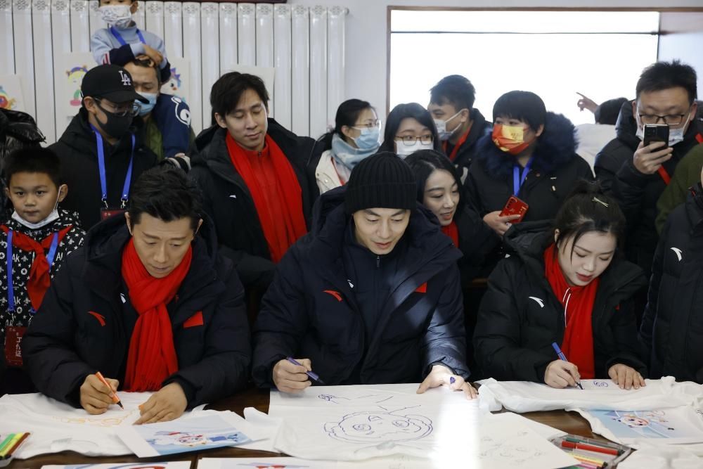 马伯骞|[图]百城千校“画冬奥 滑冰雪 话健康”互动体验活动