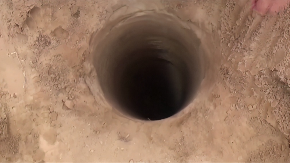 消防员们|粗心妈妈在外带娃,孩子不慎掉5米深坑,她竟毫无察觉