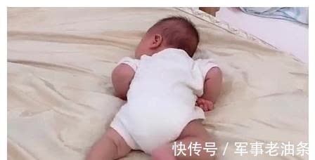 糟老头子|“巨偏心奶爸”带娃火了,一旁的儿子:糟老头子,好歹帮我翻个身