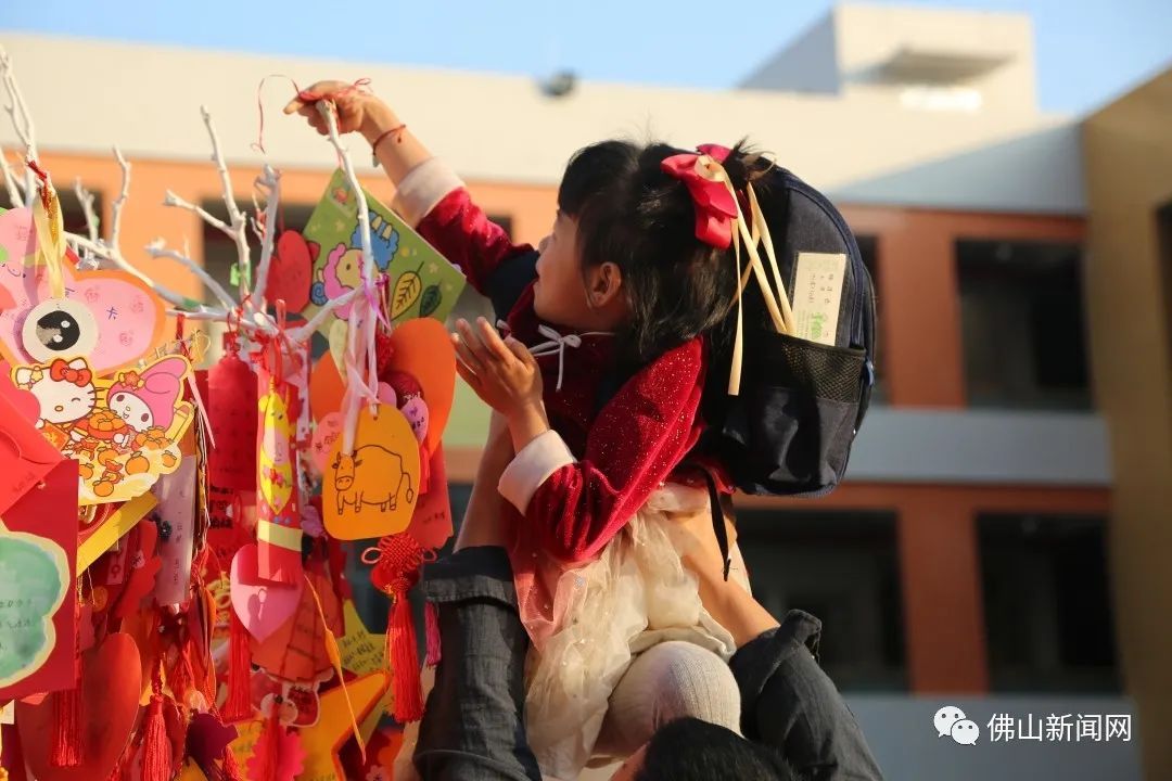 开学日，佛山一小学生抽到校长发的红包，打开后全年级沸腾了！