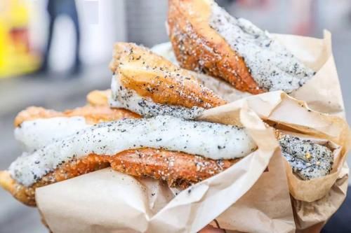 火爆全网的油条麻糍安排上，一口香糯，两口酥香~