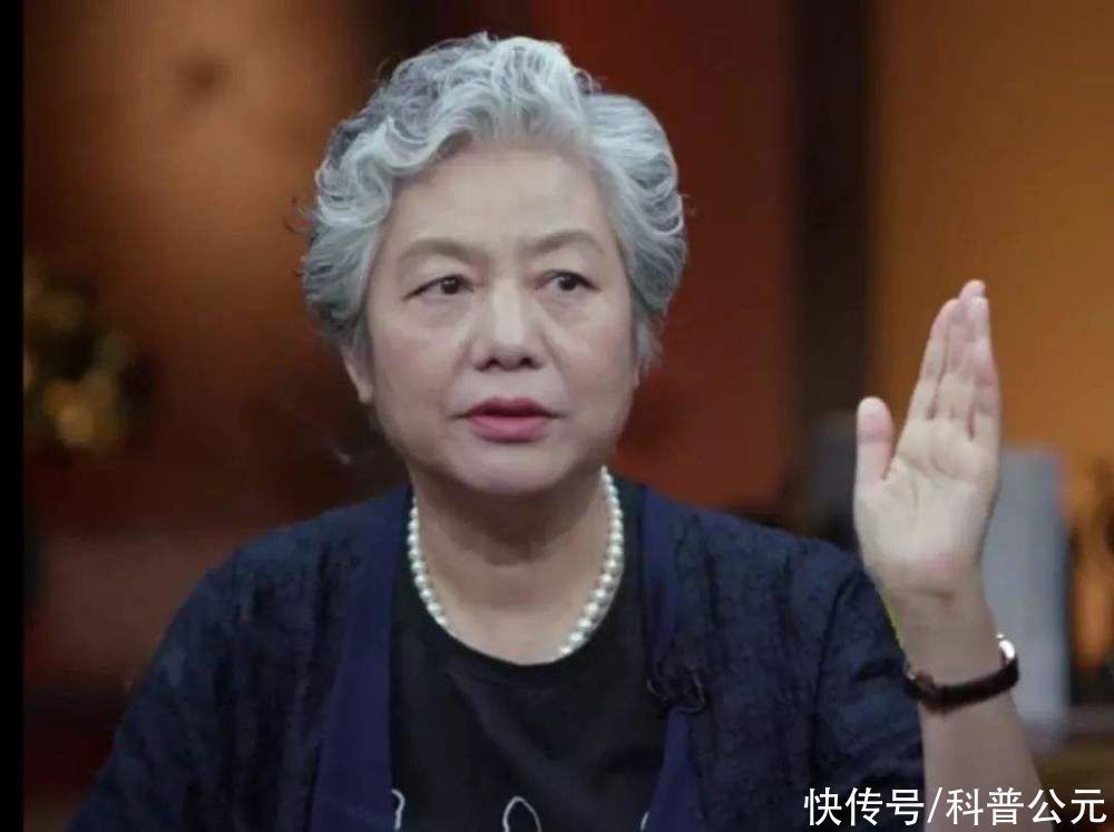 教授|孩子和谁睡觉就跟谁亲?李玫瑾教授:3岁前,孩子要和妈妈一起睡