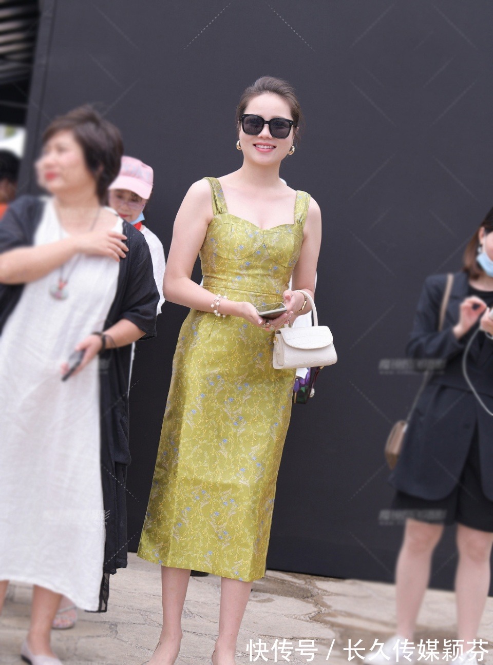 吊带|牛仔裤如此的休闲简约，而且又特别百搭，搭配体恤就很漂亮了