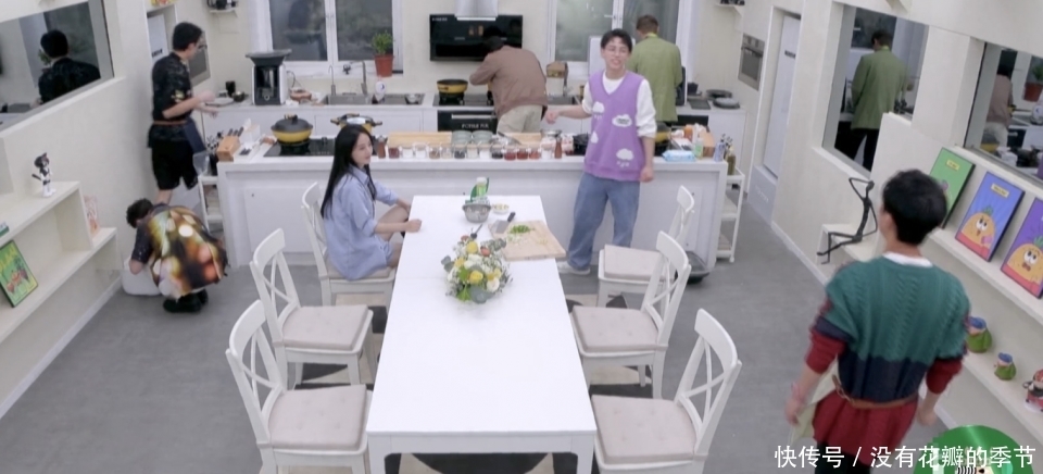 赵丽颖|赵丽颖录节目沉默寡言状态差,何炅耿直提醒:麻烦偶尔说几句话