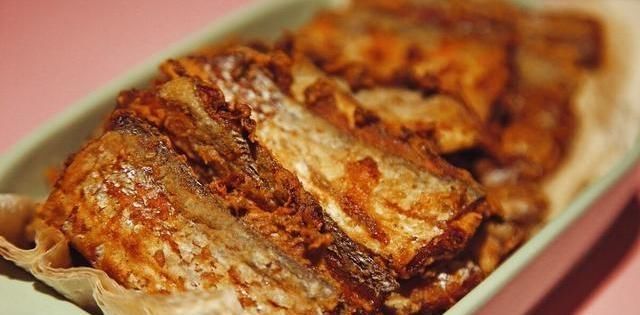 煎带鱼，挂面糊还是裹淀粉？厨师说漏嘴：都不对，这才是正确做法