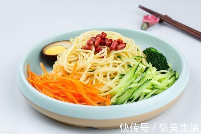 做凉面时，过凉水是不对的，学会这一招，爽滑筋道，不成坨不发粘