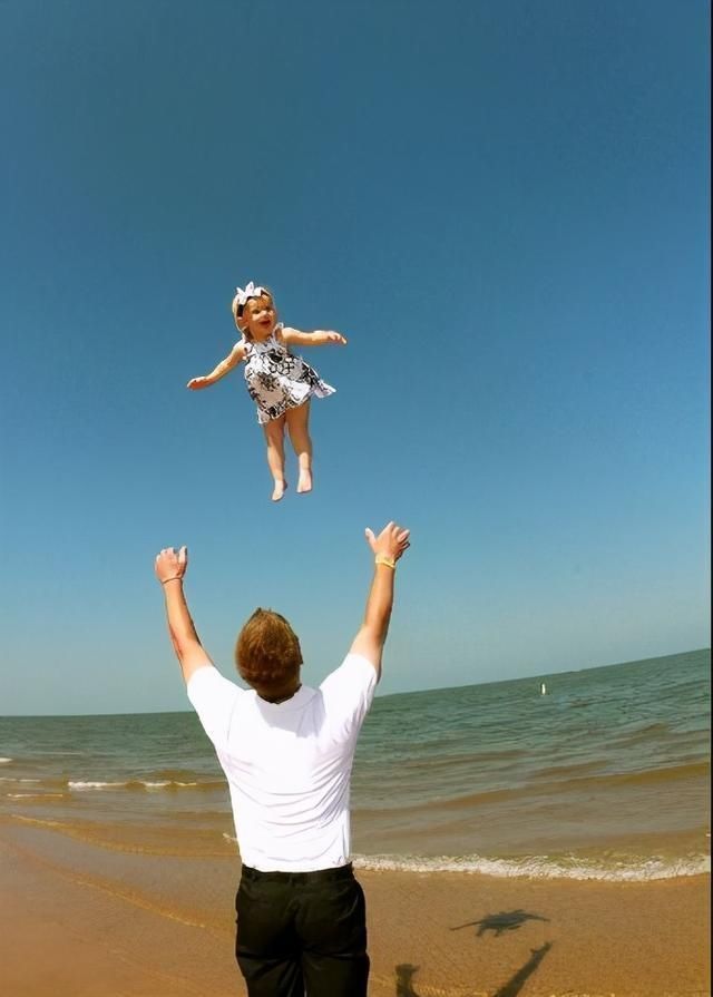 小玲|爸爸陪女儿睡觉,爷俩的睡姿让妈妈有点哭笑不得,网友:心太大了