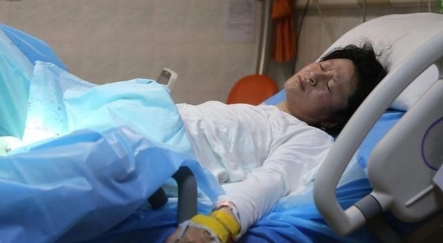 奶奶|小区遛娃,46岁妈妈遇到46岁奶奶,年龄相同差距却不止一点点