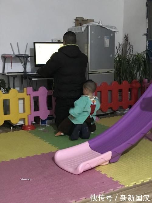 粑粑|两岁宝宝亲吻爸爸后,从“好臭”到“好香”,我看到了孩子的成长