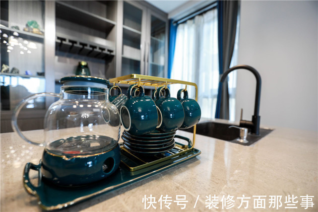 简洁|113平现代风三居室,在客厅黑灰中加入跳跃的亮色点缀