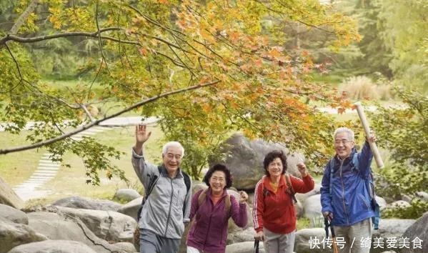 老人|走路姿势可看出60岁的人是否长寿?老年人的走路形态真重要吗?