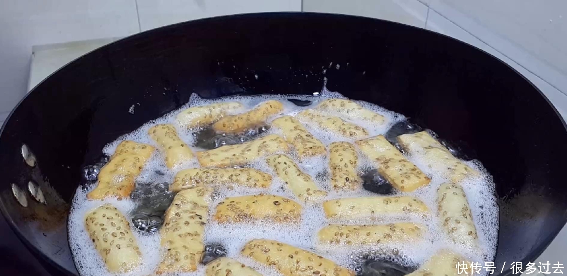 面包|面粉别炸油条了，加3个鸡蛋，个个松软又空心，比麻花面包还好吃